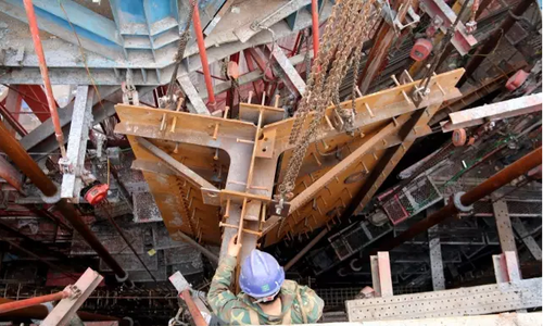 武汉绿地中心主体结构高度突破“300米”大关