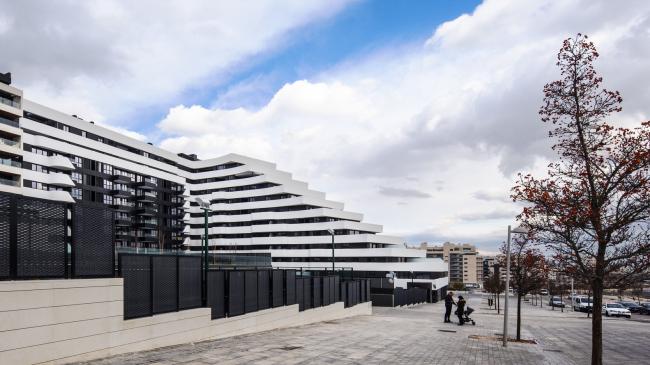 BIM建筑|自由曲线修建的白色雕塑:湖畔天台公寓 BIM建筑|自由曲线修建的白色雕塑:湖畔天台公寓