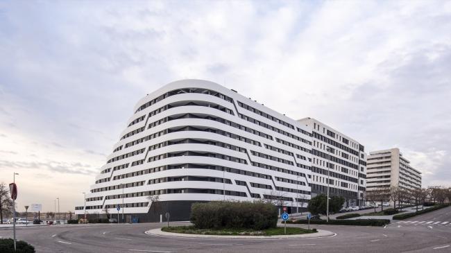 BIM建筑|自由曲线修建的白色雕塑:湖畔天台公寓 BIM建筑|自由曲线修建的白色雕塑:湖畔天台公寓