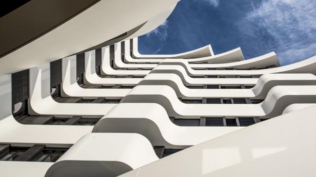 BIM建筑|自由曲线修建的白色雕塑:湖畔天台公寓 BIM建筑|自由曲线修建的白色雕塑:湖畔天台公寓