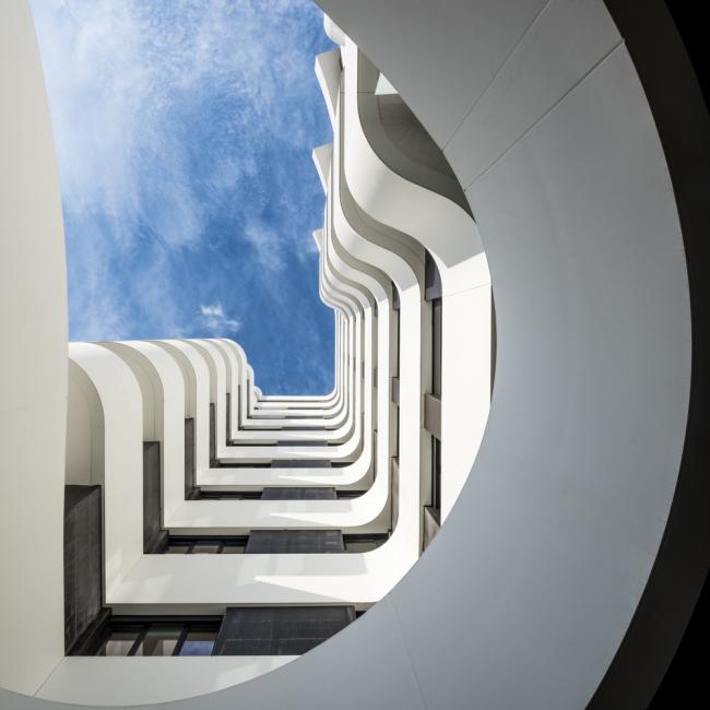 BIM建筑|自由曲线修建的白色雕塑:湖畔天台公寓 BIM建筑|自由曲线修建的白色雕塑:湖畔天台公寓