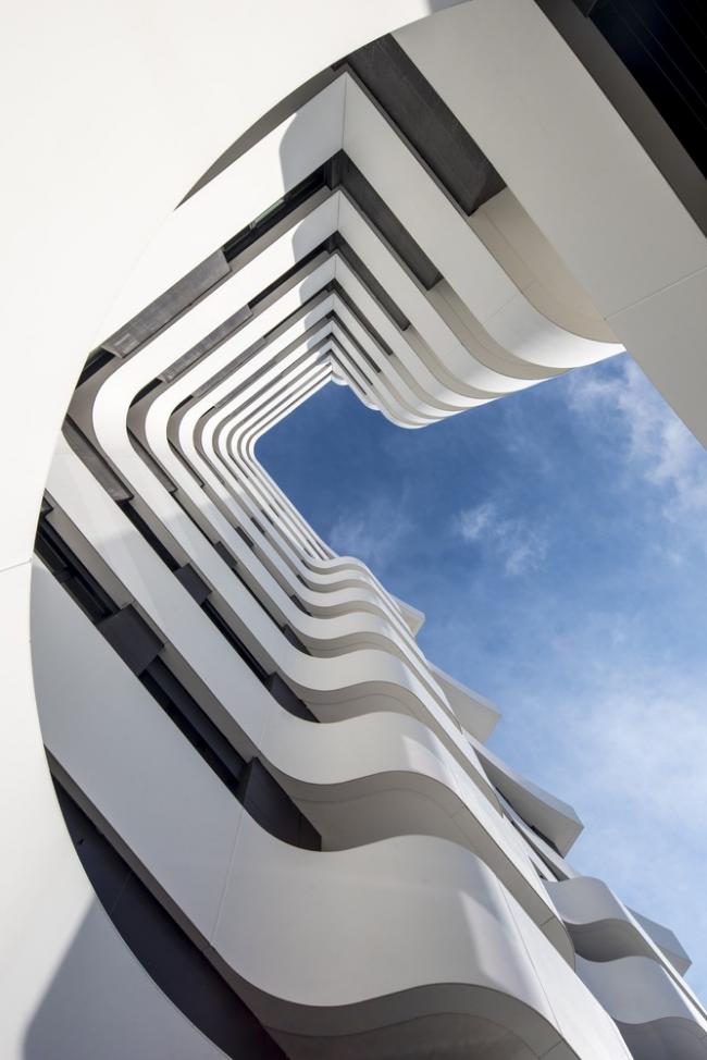 BIM建筑|自由曲线修建的白色雕塑:湖畔天台公寓 BIM建筑|自由曲线修建的白色雕塑:湖畔天台公寓