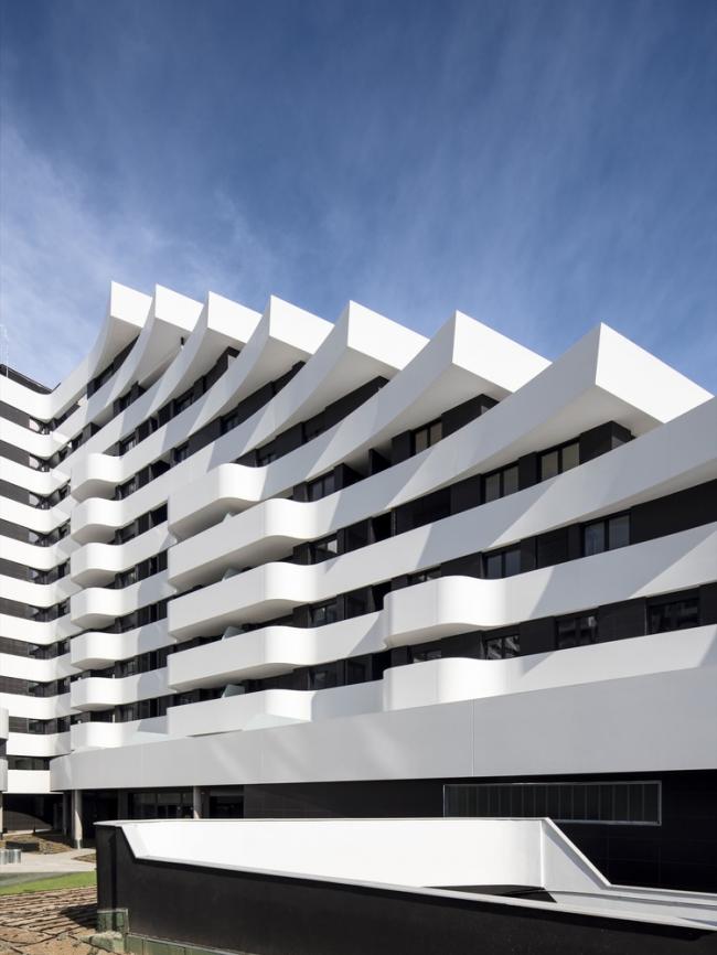 BIM建筑|自由曲线修建的白色雕塑:湖畔天台公寓 BIM建筑|自由曲线修建的白色雕塑:湖畔天台公寓