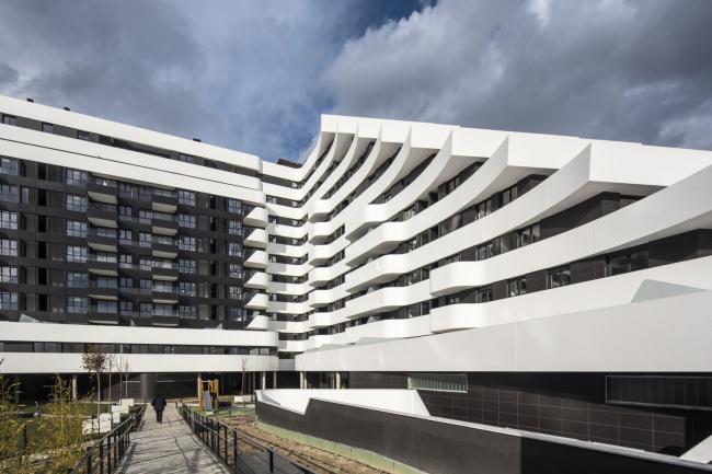 BIM建筑|自由曲线修建的白色雕塑:湖畔天台公寓 BIM建筑|自由曲线修建的白色雕塑:湖畔天台公寓