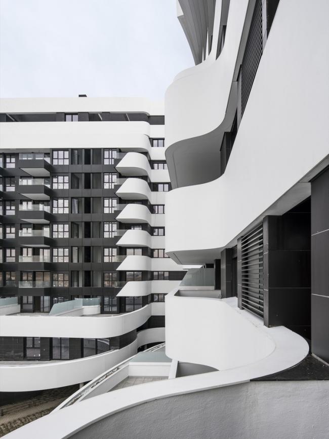 BIM建筑|自由曲线修建的白色雕塑:湖畔天台公寓 BIM建筑|自由曲线修建的白色雕塑:湖畔天台公寓