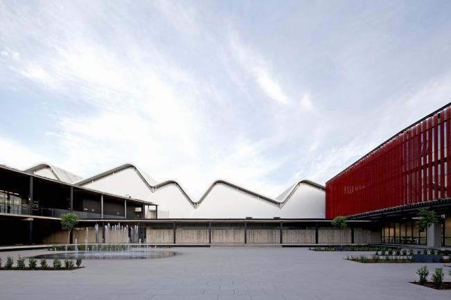 BIM建筑|现代金属质感,自由海浪屋顶诠释跨越50年时空的工场重构 BIM建筑|现代金属质感,自由海浪屋顶诠释跨越50年时空的工场重构