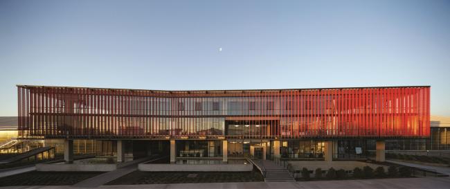 BIM建筑|现代金属质感,自由海浪屋顶诠释跨越50年时空的工场重构 BIM建筑|现代金属质感,自由海浪屋顶诠释跨越50年时空的工场重构