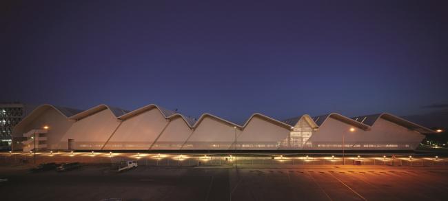 BIM建筑|现代金属质感,自由海浪屋顶诠释跨越50年时空的工场重构 BIM建筑|现代金属质感,自由海浪屋顶诠释跨越50年时空的工场重构