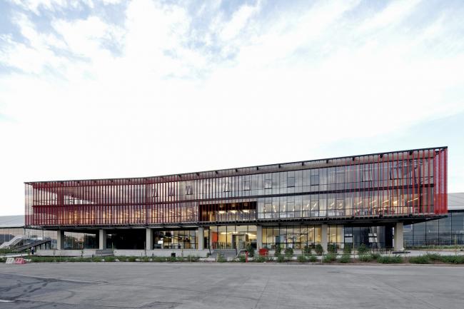 BIM建筑|现代金属质感,自由海浪屋顶诠释跨越50年时空的工场重构 BIM建筑|现代金属质感,自由海浪屋顶诠释跨越50年时空的工场重构