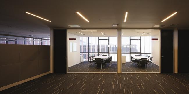 BIM建筑|现代金属质感,自由海浪屋顶诠释跨越50年时空的工场重构 BIM建筑|现代金属质感,自由海浪屋顶诠释跨越50年时空的工场重构