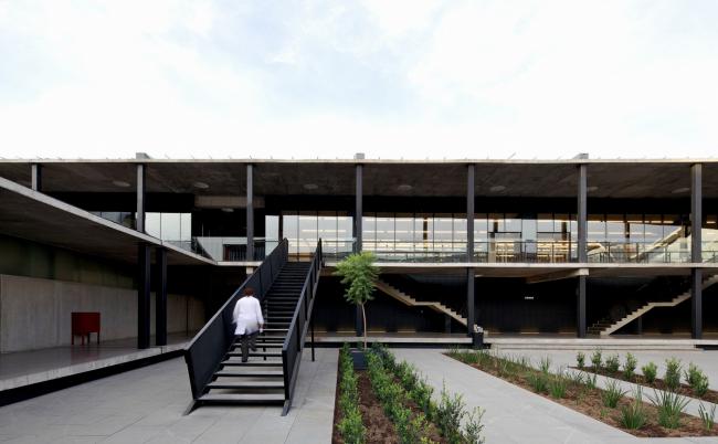 BIM建筑|现代金属质感,自由海浪屋顶诠释跨越50年时空的工场重构 BIM建筑|现代金属质感,自由海浪屋顶诠释跨越50年时空的工场重构