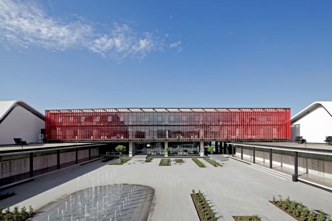 BIM建筑|现代金属质感,自由海浪屋顶诠释跨越50年时空的工场重构 BIM建筑|现代金属质感,自由海浪屋顶诠释跨越50年时空的工场重构