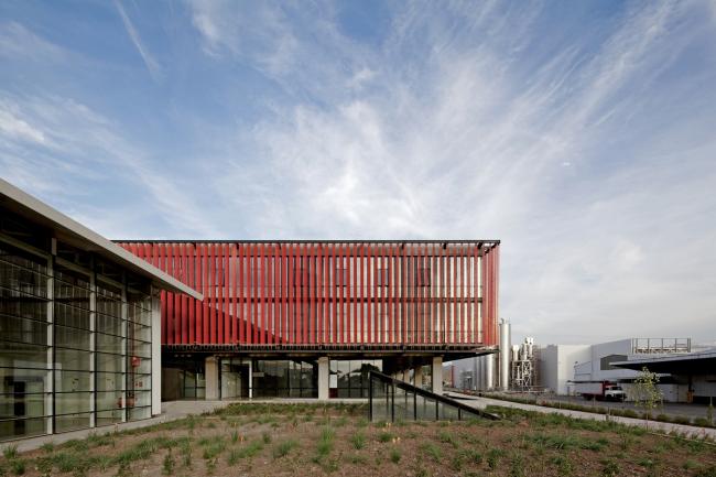 BIM建筑|现代金属质感,自由海浪屋顶诠释跨越50年时空的工场重构 BIM建筑|现代金属质感,自由海浪屋顶诠释跨越50年时空的工场重构