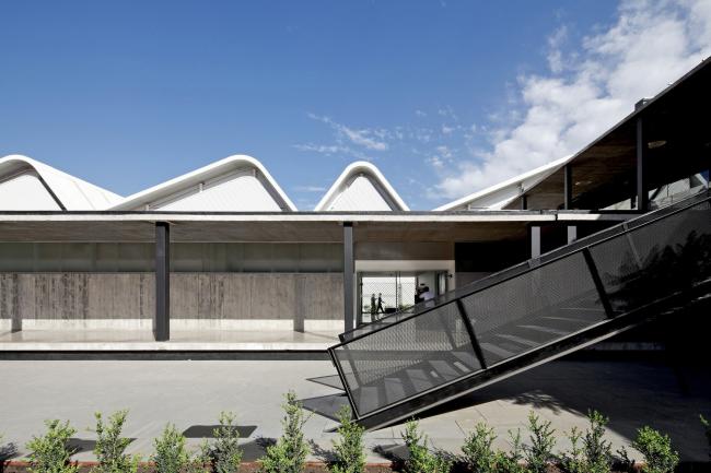 BIM建筑|现代金属质感,自由海浪屋顶诠释跨越50年时空的工场重构 BIM建筑|现代金属质感,自由海浪屋顶诠释跨越50年时空的工场重构