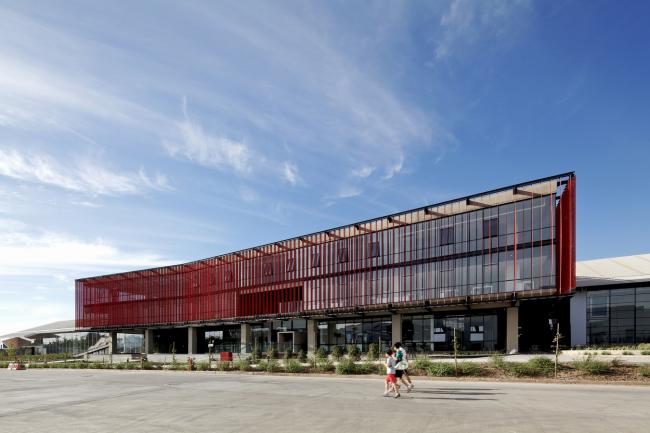 BIM建筑|现代金属质感,自由海浪屋顶诠释跨越50年时空的工场重构 BIM建筑|现代金属质感,自由海浪屋顶诠释跨越50年时空的工场重构