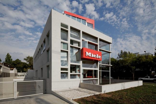 BIM建筑|斑斓亮丽,置在路边的宏大都会展览柜:米勒公司美术展览馆 BIM建筑|斑斓亮丽,置在路边的宏大都会展览柜:米勒公司美术展览馆