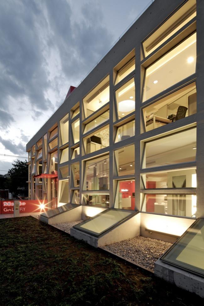 BIM建筑|斑斓亮丽,置在路边的宏大都会展览柜:米勒公司美术展览馆 BIM建筑|斑斓亮丽,置在路边的宏大都会展览柜:米勒公司美术展览馆