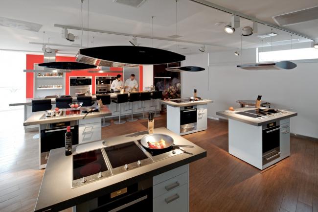 BIM建筑|斑斓亮丽,置在路边的宏大都会展览柜:米勒公司美术展览馆 BIM建筑|斑斓亮丽,置在路边的宏大都会展览柜:米勒公司美术展览馆