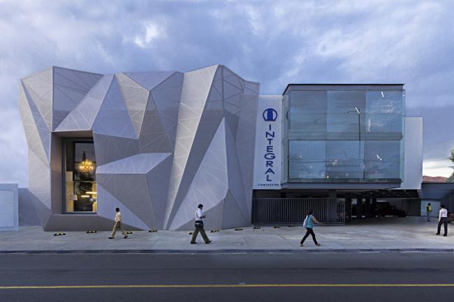 BIM建筑|织物的柔柔通透与几何金属的碰撞:厄瓜多尔贸易零售店面 BIM建筑|织物的柔柔通透与几何金属的碰撞:厄瓜多尔贸易零售店面