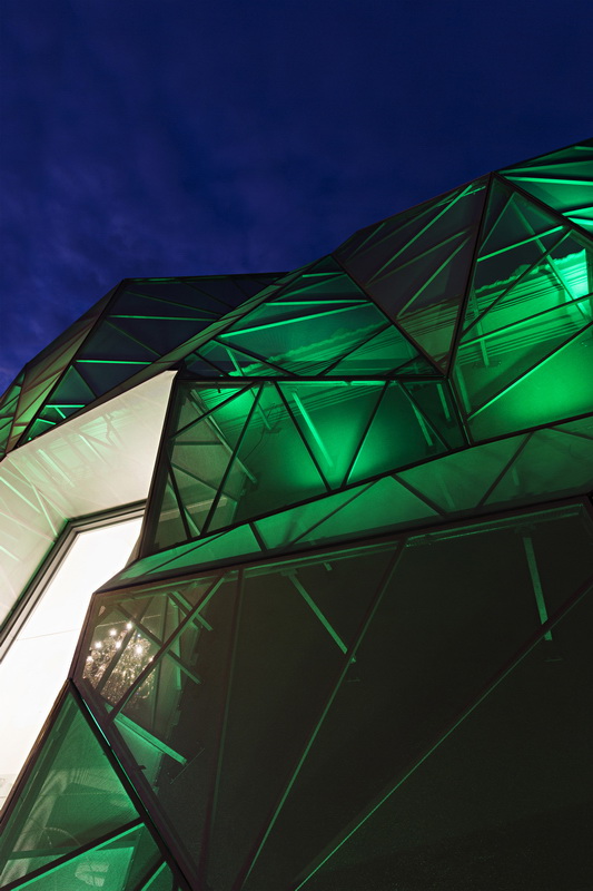 BIM建筑|织物的柔柔通透与几何金属的碰撞:厄瓜多尔贸易零售店面 BIM建筑|织物的柔柔通透与几何金属的碰撞:厄瓜多尔贸易零售店面