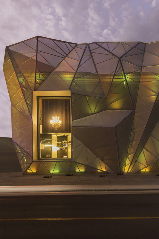 BIM建筑|织物的柔柔通透与几何金属的碰撞:厄瓜多尔贸易零售店面 BIM建筑|织物的柔柔通透与几何金属的碰撞:厄瓜多尔贸易零售店面