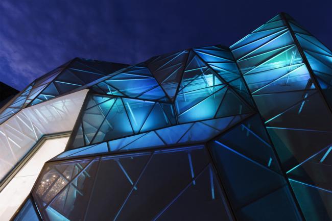 BIM建筑|织物的柔柔通透与几何金属的碰撞:厄瓜多尔贸易零售店面 BIM建筑|织物的柔柔通透与几何金属的碰撞:厄瓜多尔贸易零售店面