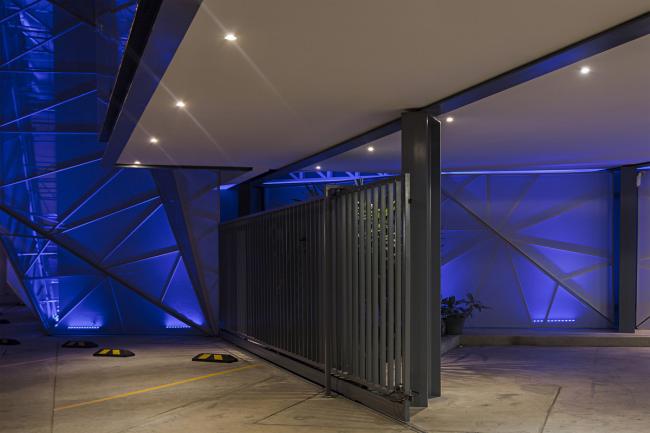 BIM建筑|织物的柔柔通透与几何金属的碰撞:厄瓜多尔贸易零售店面 BIM建筑|织物的柔柔通透与几何金属的碰撞:厄瓜多尔贸易零售店面