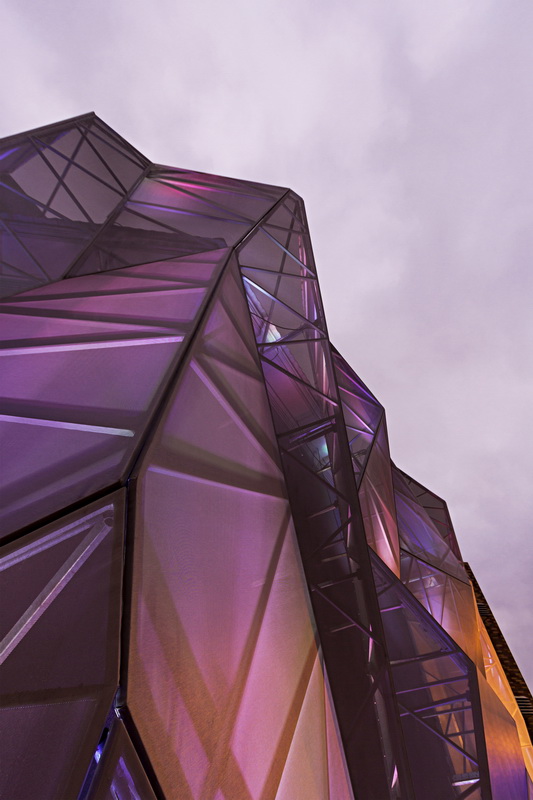 BIM建筑|织物的柔柔通透与几何金属的碰撞:厄瓜多尔贸易零售店面 BIM建筑|织物的柔柔通透与几何金属的碰撞:厄瓜多尔贸易零售店面