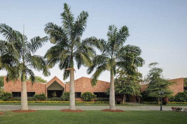 BIM建筑|仿佛散落地上随风起褶皱的方丝帕:El Cortijo之家 BIM建筑|仿佛散落地上随风起褶皱的方丝帕:El Cortijo之家