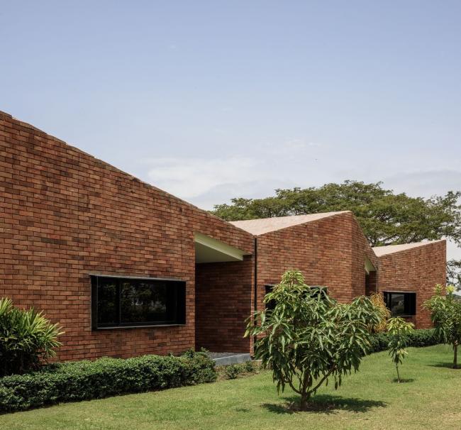 BIM建筑|仿佛散落地上随风起褶皱的方丝帕:El Cortijo之家 BIM建筑|仿佛散落地上随风起褶皱的方丝帕:El Cortijo之家