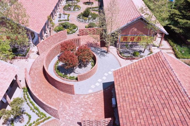 BIM建筑|律动的砖红花圃:日照1971研学营地旧黉舍改革 / DK年夜可建筑设计 BIM建筑|律动的砖红花圃:日照1971研学营地旧黉舍改革 / DK年夜可建筑设计