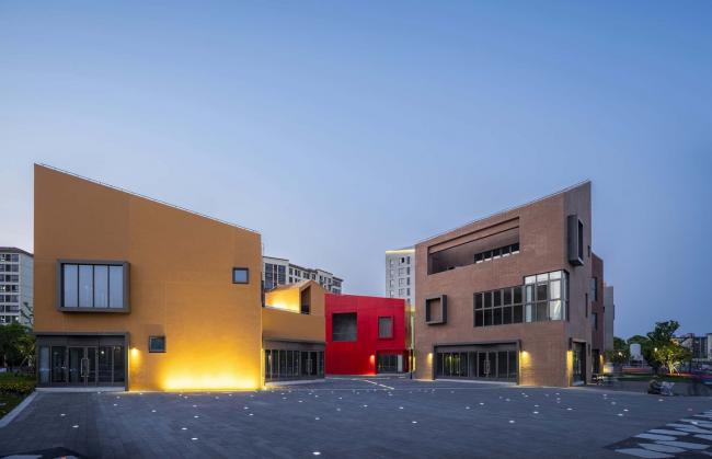 BIM建筑|老集市的味道,儿时记忆里的颜色:上海临港新城社区贸易中间 / 上海中房建筑设计 BIM建筑|老集市的味道,儿时记忆里的颜色:上海临港新城社区贸易中间 / 上海中房建筑设计