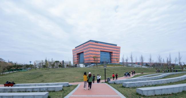 BIM建筑|沃野平原上的一盏“年夜红灯笼”:成都年夜学新藏书楼 / 中国建筑西南设计研讨院 BIM建筑|沃野平原上的一盏“年夜红灯笼”:成都年夜学新藏书楼 / 中国建筑西南设计研讨院