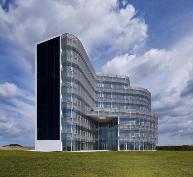 BIM建筑|蓝白日幕下的宏大雕塑:意年夜利Forti Holding Spa 总部与办公楼 / ATIproject BIM建筑|蓝白日幕下的宏大雕塑:意年夜利Forti Holding Spa 总部与办公楼 / ATIproject