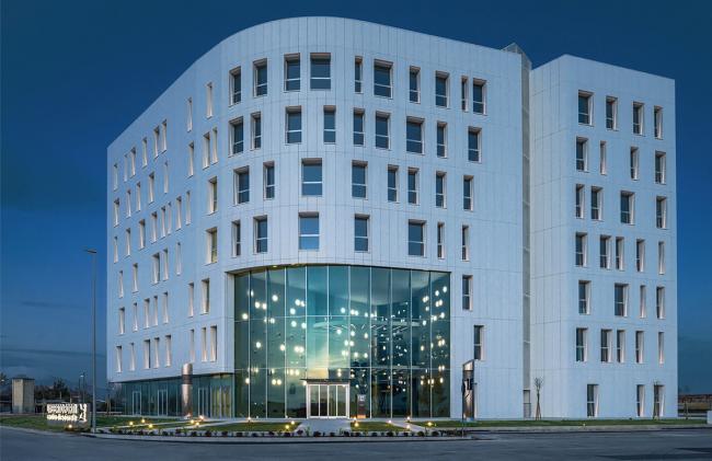 BIM建筑|蓝白日幕下的宏大雕塑:意年夜利Forti Holding Spa 总部与办公楼 / ATIproject BIM建筑|蓝白日幕下的宏大雕塑:意年夜利Forti Holding Spa 总部与办公楼 / ATIproject