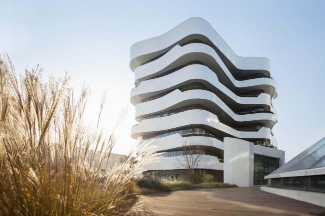 BIM建筑|宛若柔柔翻腾的海浪:天筠产业办公组团 / 第一实践建筑设计 BIM建筑|宛若柔柔翻腾的海浪:天筠产业办公组团 / 第一实践建筑设计