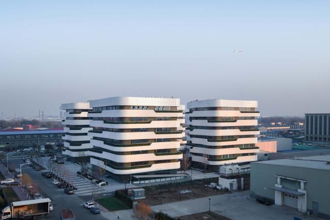 BIM建筑|宛若柔柔翻腾的海浪:天筠产业办公组团 / 第一实践建筑设计 BIM建筑|宛若柔柔翻腾的海浪:天筠产业办公组团 / 第一实践建筑设计