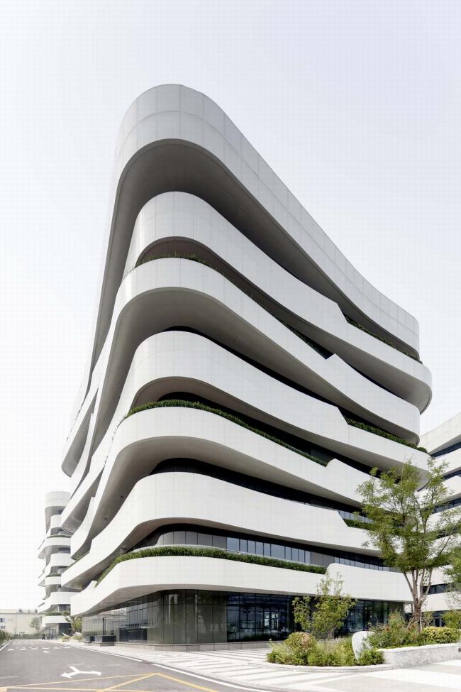 BIM建筑|宛若柔柔翻腾的海浪:天筠产业办公组团 / 第一实践建筑设计 BIM建筑|宛若柔柔翻腾的海浪:天筠产业办公组团 / 第一实践建筑设计