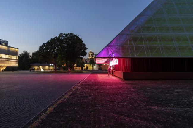 BIM建筑|源于“星球年夜战”和“银翼杀手”的灵感:莫斯科高尔基公园车库影院 / SYNDICATE Architects BIM建筑|源于“星球年夜战”和“银翼杀手”的灵感:莫斯科高尔基公园车库影院 / SYNDICATE Architects