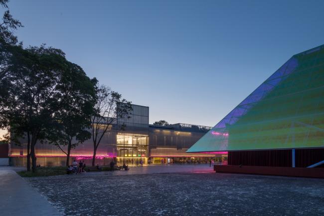 BIM建筑|源于“星球年夜战”和“银翼杀手”的灵感:莫斯科高尔基公园车库影院 / SYNDICATE Architects BIM建筑|源于“星球年夜战”和“银翼杀手”的灵感:莫斯科高尔基公园车库影院 / SYNDICATE Architects