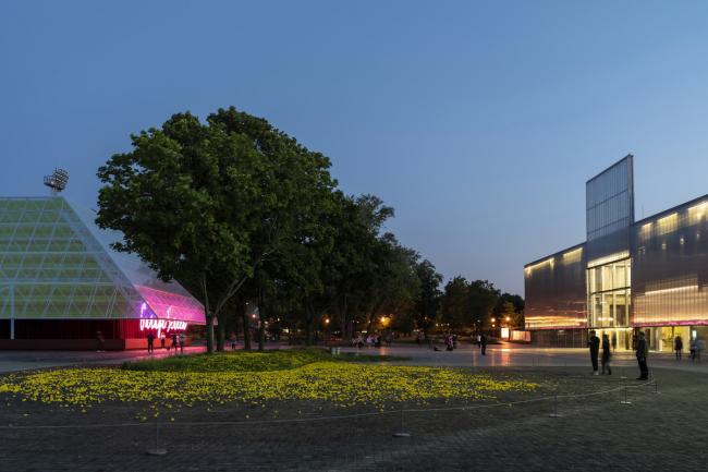 BIM建筑|源于“星球年夜战”和“银翼杀手”的灵感:莫斯科高尔基公园车库影院 / SYNDICATE Architects BIM建筑|源于“星球年夜战”和“银翼杀手”的灵感:莫斯科高尔基公园车库影院 / SYNDICATE Architects