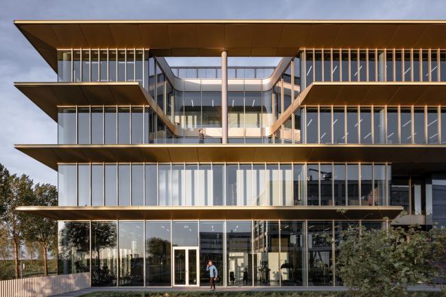 BIM建筑|流利简练的悬挑屋檐与玻璃的联合应用:ASICS荷兰总部年夜楼 / Powerhouse Company BIM建筑|流利简练的悬挑屋檐与玻璃的联合应用:ASICS荷兰总部年夜楼 / Powerhouse Company