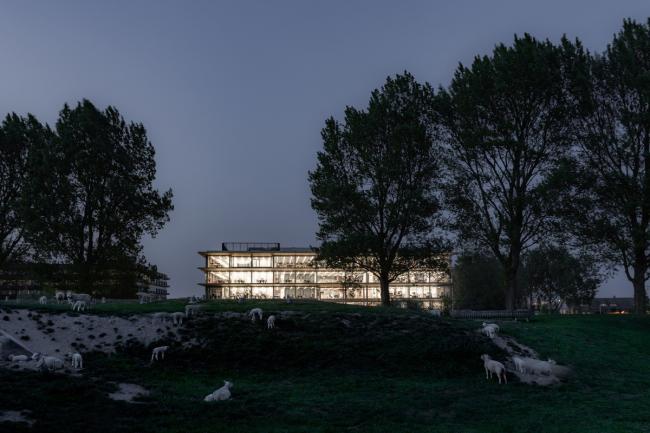 BIM建筑|流利简练的悬挑屋檐与玻璃的联合应用:ASICS荷兰总部年夜楼 / Powerhouse Company BIM建筑|流利简练的悬挑屋檐与玻璃的联合应用:ASICS荷兰总部年夜楼 / Powerhouse Company