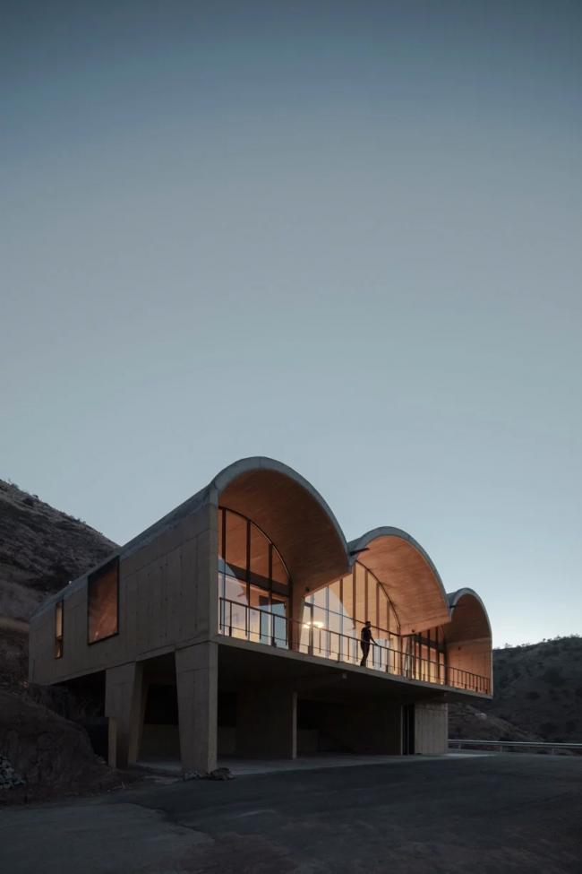 BIM建筑|盛开在葡萄庄园里的一朵山花:OFMA 办公楼,智利 / MAPAA 建筑鉴赏 第3张-BIM建筑网 BIM建筑|盛开在葡萄庄园里的一朵山花:OFMA 办公楼,智利 / MAPAA 建筑鉴赏 第3张