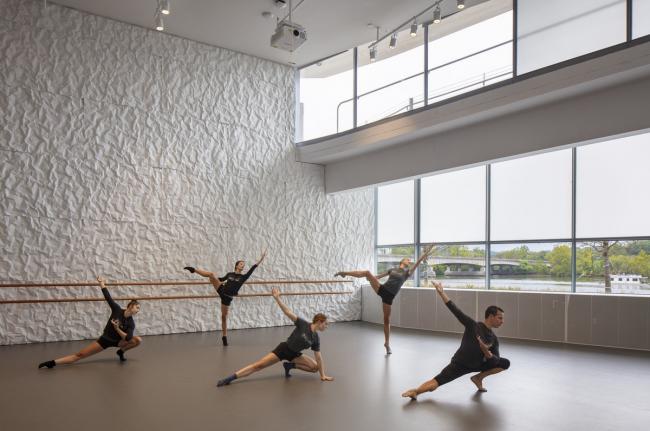 BIM建筑|约翰•肯尼迪表演艺术中间扩建,与地景融为一体 / 斯蒂文·霍尔建筑事务所 建筑鉴赏 第9张-BIM建筑网 BIM建筑|约翰•肯尼迪表演艺术中间扩建,与地景融为一体 / 斯蒂文·霍尔建筑事务所 建筑鉴赏 第9张