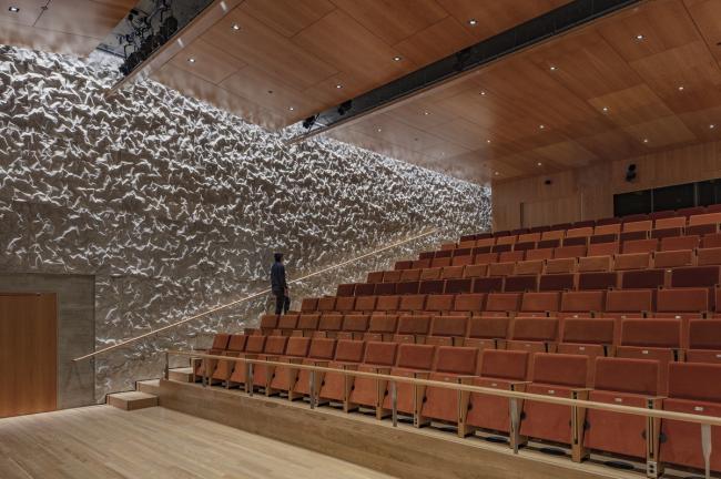 BIM建筑|约翰•肯尼迪表演艺术中间扩建,与地景融为一体 / 斯蒂文·霍尔建筑事务所 建筑鉴赏 第11张-BIM建筑网 BIM建筑|约翰•肯尼迪表演艺术中间扩建,与地景融为一体 / 斯蒂文·霍尔建筑事务所 建筑鉴赏 第11张