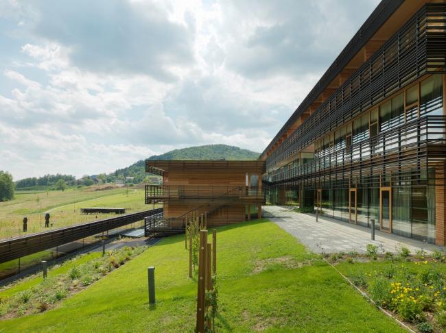 BIM建筑|错落于丘陵原野之上的疗养中间 / Dietger Wissounig Architekten 建筑鉴赏 第5张-BIM建筑网 BIM建筑|错落于丘陵原野之上的疗养中间 / Dietger Wissounig Architekten 建筑鉴赏 第5张