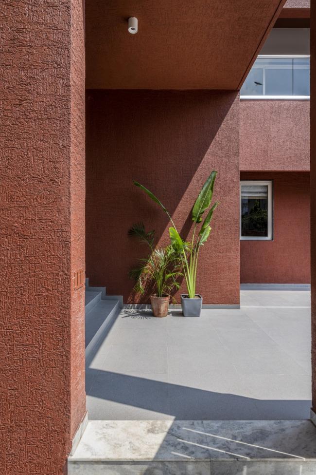 BIM建筑|如火一般热情,如耕牛般内敛:印度“红盒子”之家 / The Grid Architects BIM建筑|如火一般热情,如耕牛般内敛:印度“红盒子”之家 / The Grid Architects