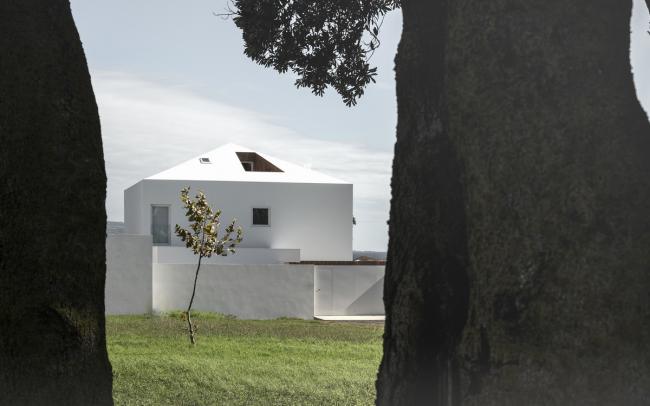 BIM建筑|于现实的包围中仰望天空：葡萄牙 NVC 住宅 / Salworks-BIM建筑网