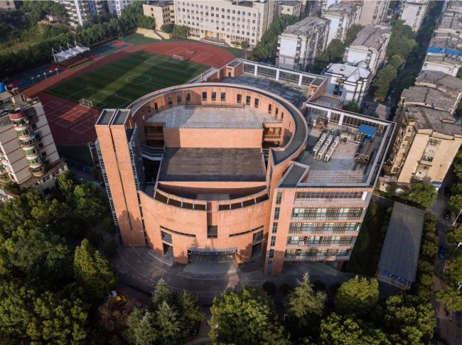 BIM建筑|稳重内敛,透着古典之美的清水红砖雕塑:黄石市群艺馆 / 中南建筑设计院 BIM建筑|稳重内敛,透着古典之美的清水红砖雕塑:黄石市群艺馆 / 中南建筑设计院